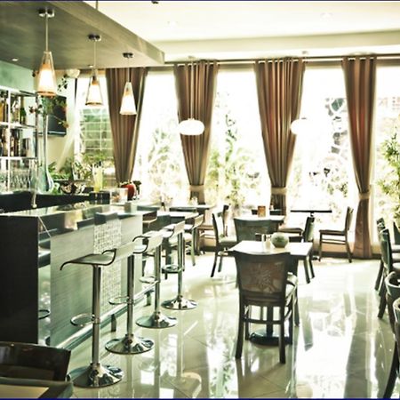 Avitel Hotel Makati City Екстериор снимка