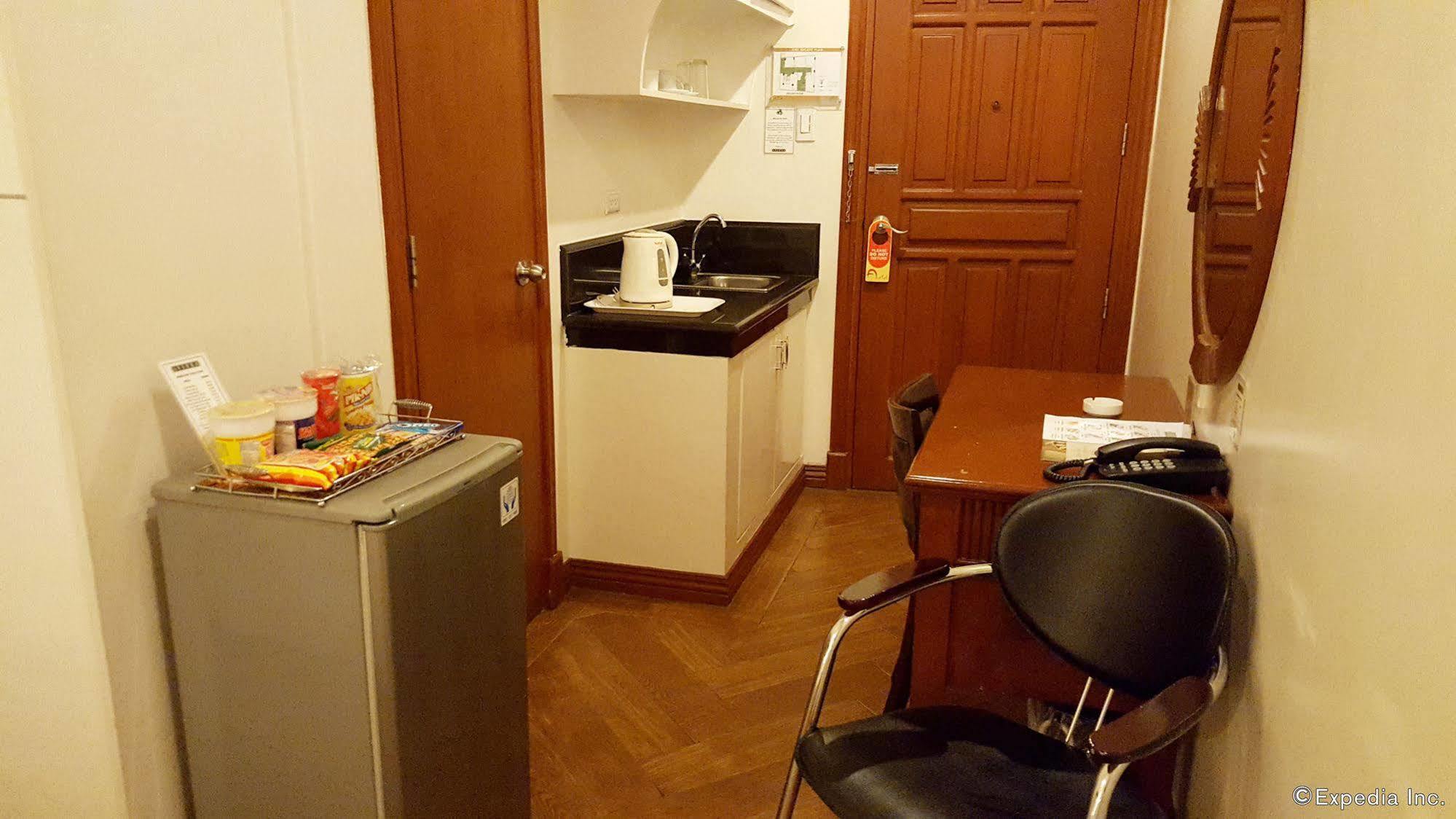 Avitel Hotel Makati City Екстериор снимка