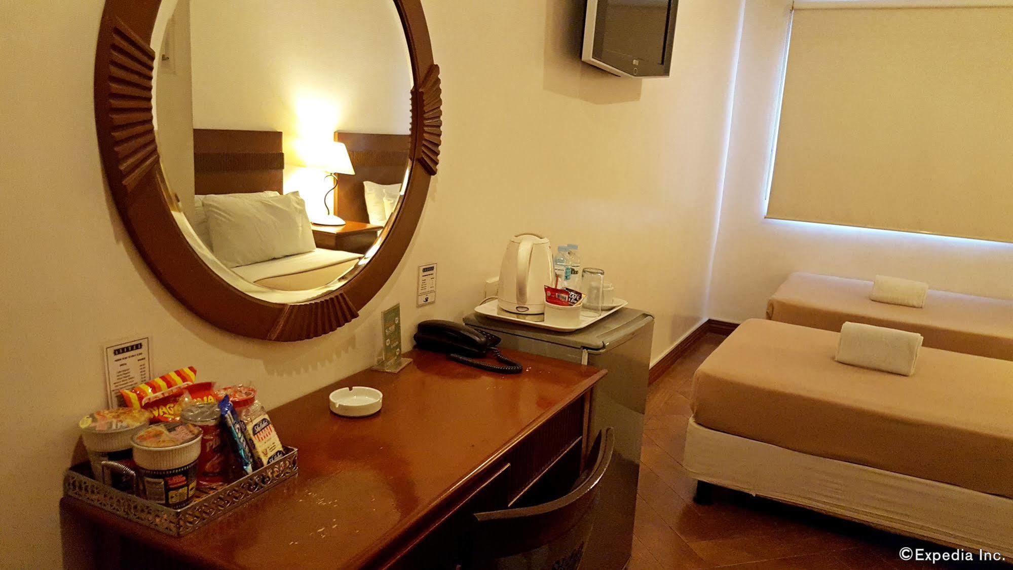 Avitel Hotel Makati City Екстериор снимка